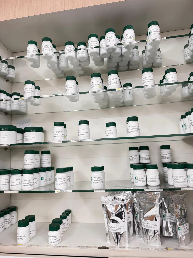 Produtos organizados na Farmácia Sativa
