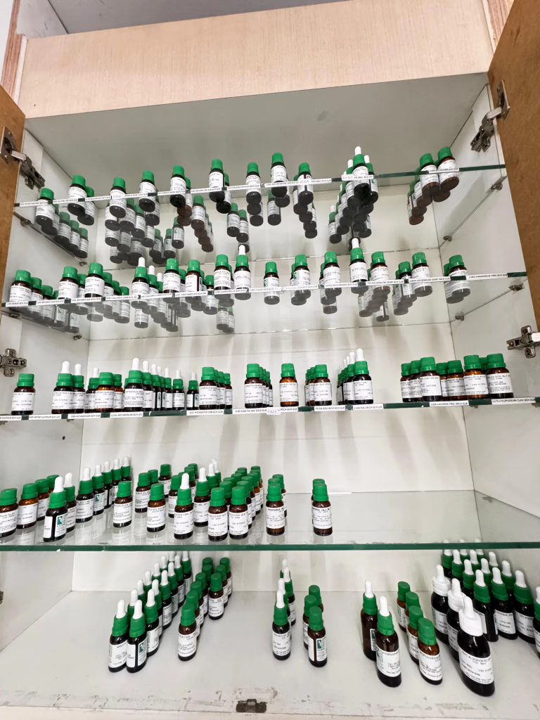 Frascos homeopáticos preparados pela Farmácia Sativa