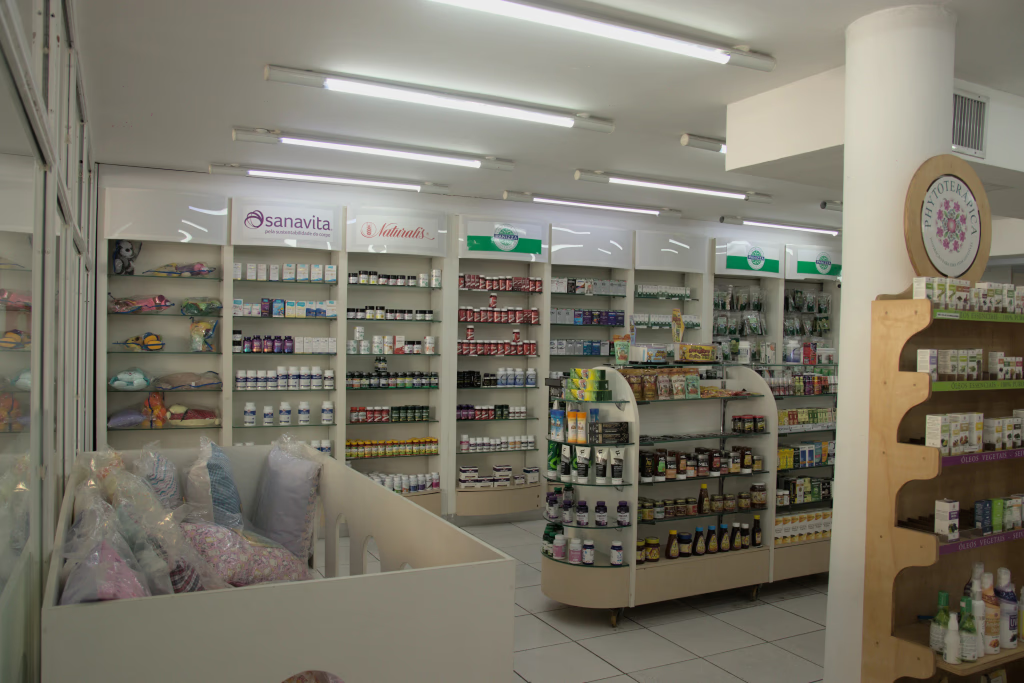 Interior e produtos da Farmácia Sativa
